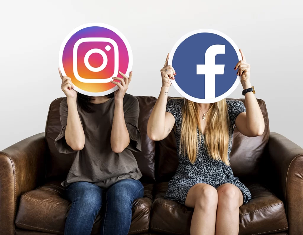 Deux personnes avec les pancartes Facebook et Instagram
